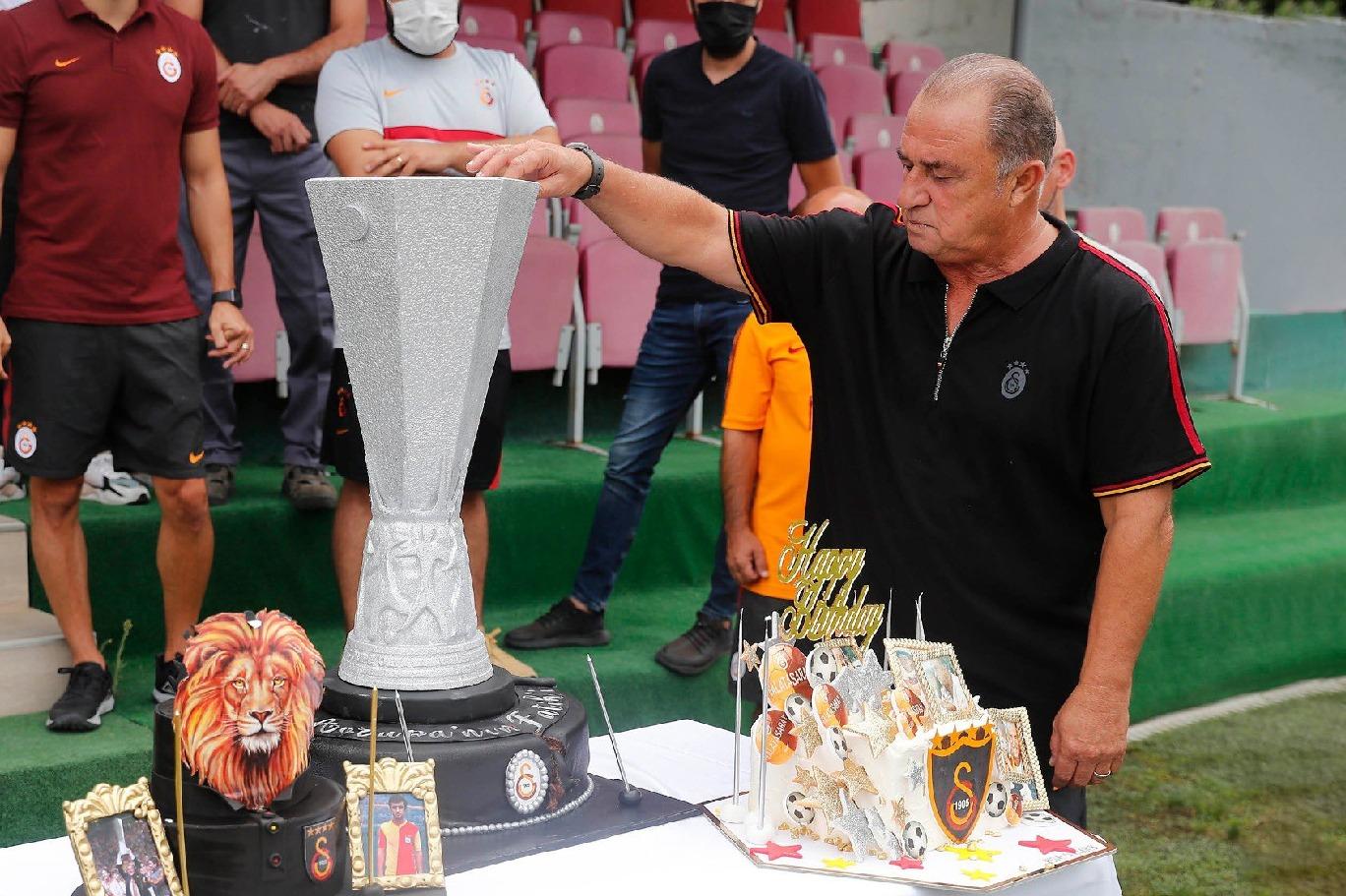 Dünya yıldızları İmparator'un doğum gününü kutladı