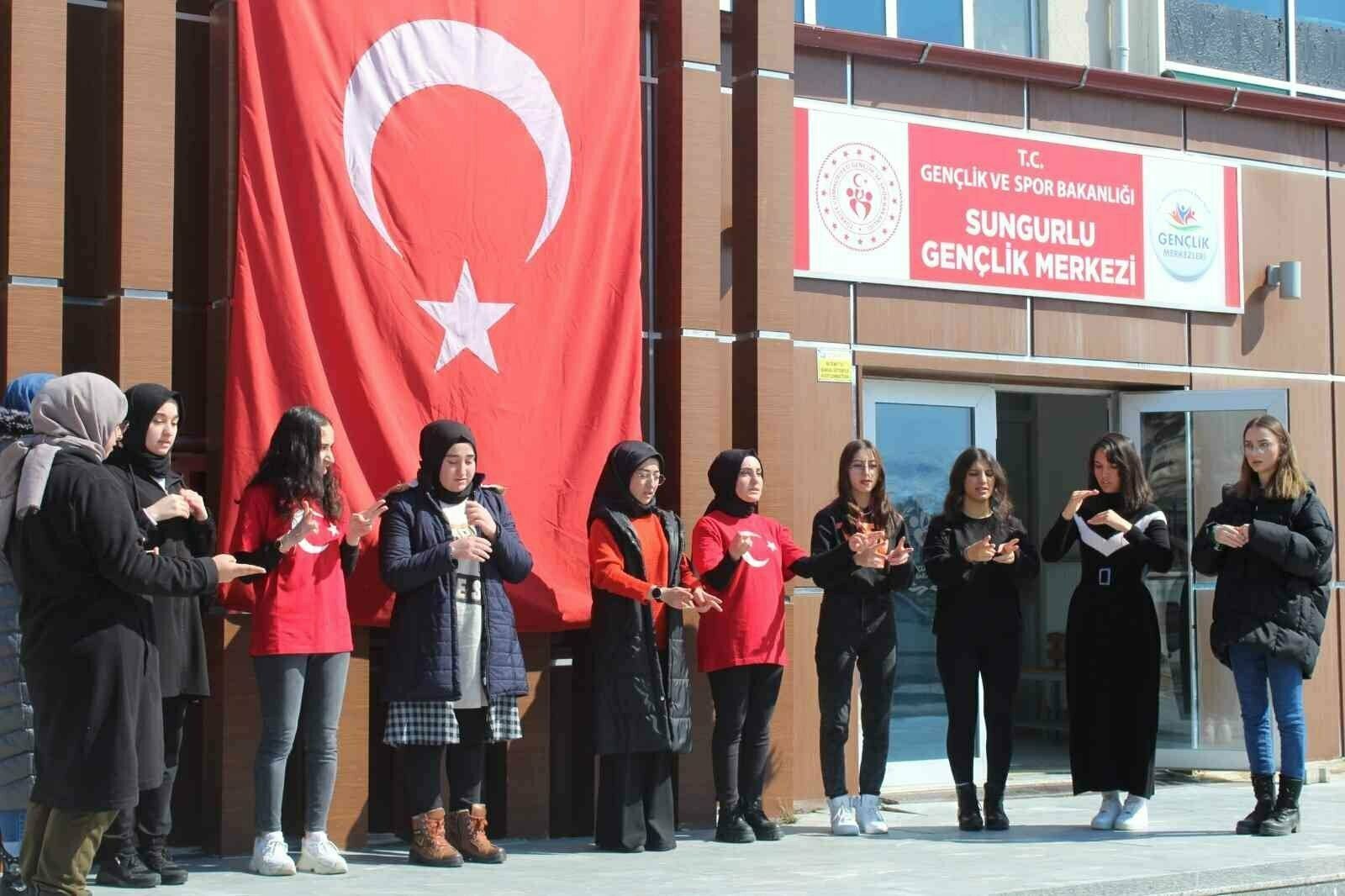 İstiklal marşını işaret dili ile okudular