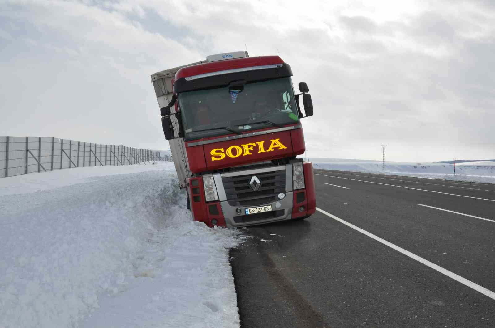 Kars’ta tır yoldan çıktı