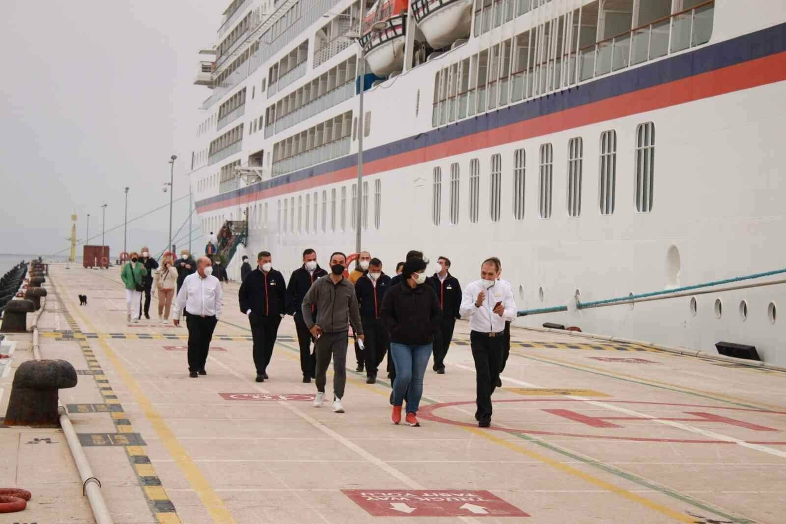 Kuşadası’na gemi ile 145 yolcu geldi