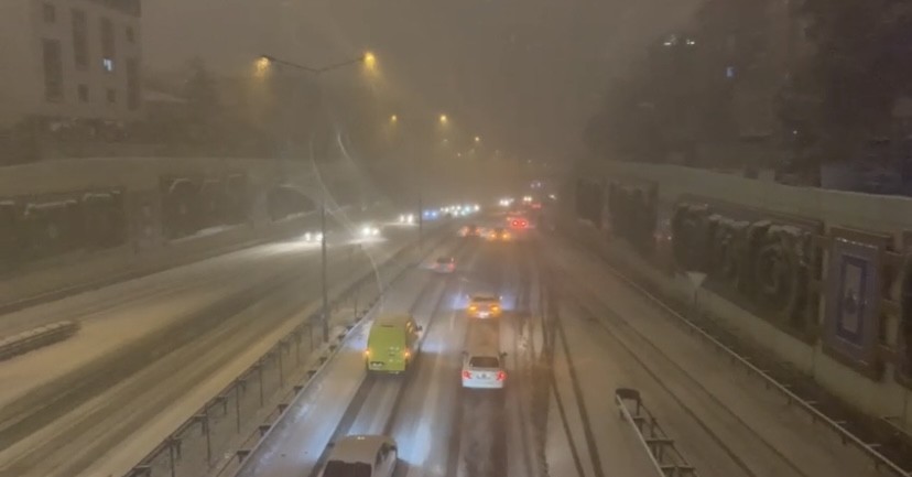 Pendik’te yollar kara büründü, sürücüler zor anlar yaşadı