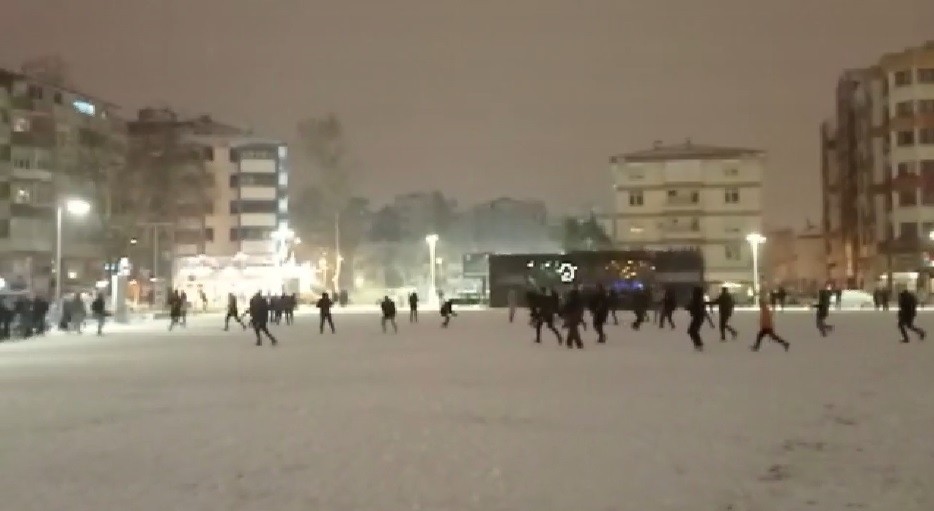 Yaklaşık 200 kişi aynı anda kar topu oynadı
