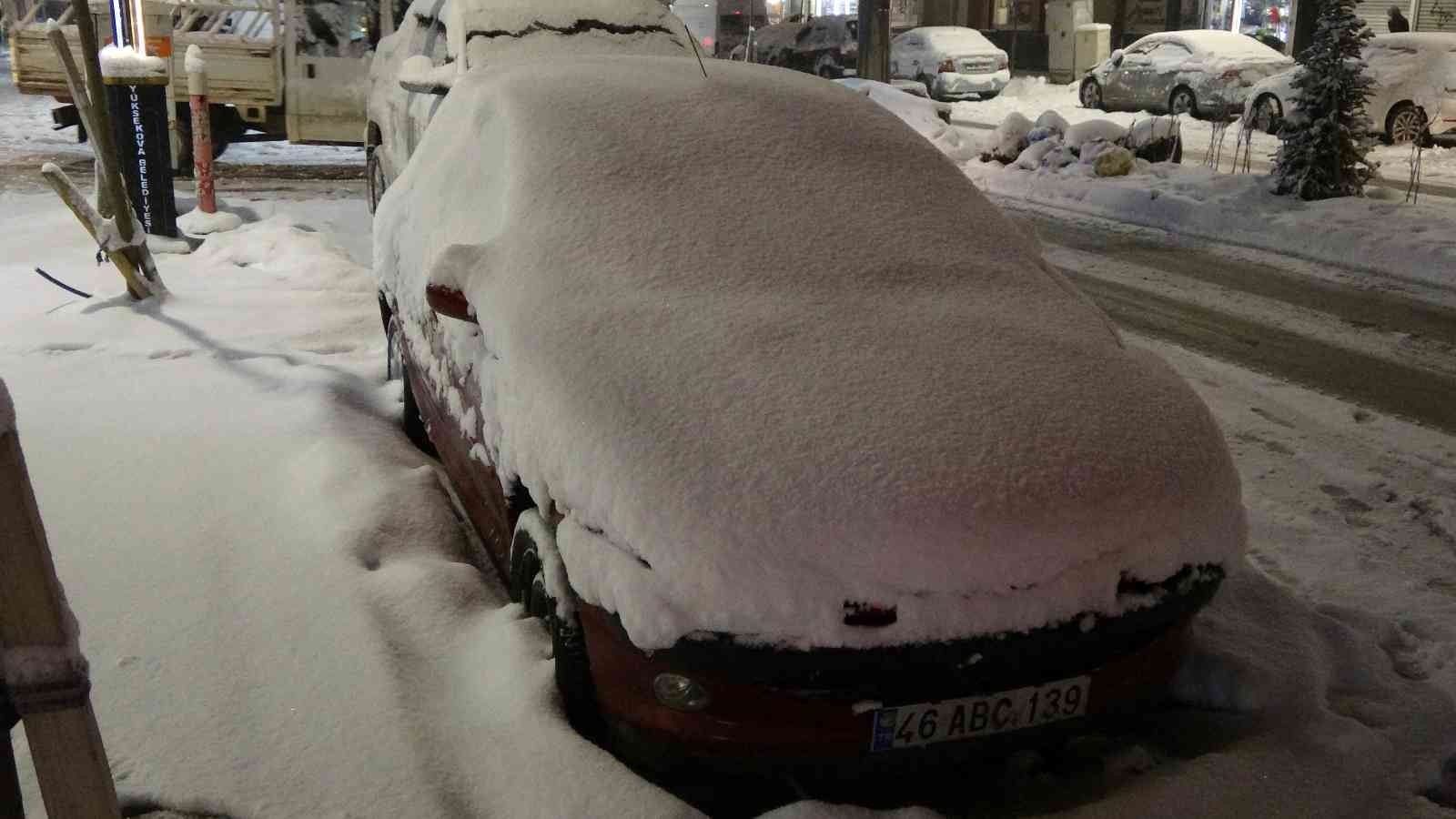 Yüksekova’da araçlar kara gömüldü