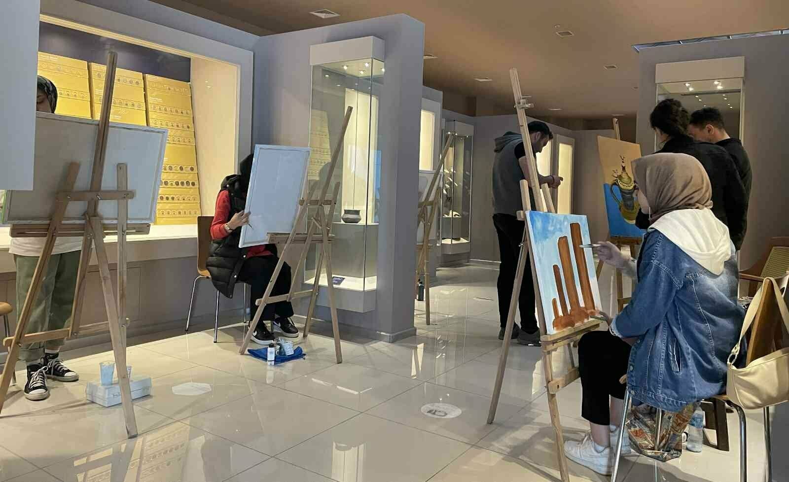 Lise öğrencileri müzedeki tarihi eserleri ve mezar taşlarını resmetti