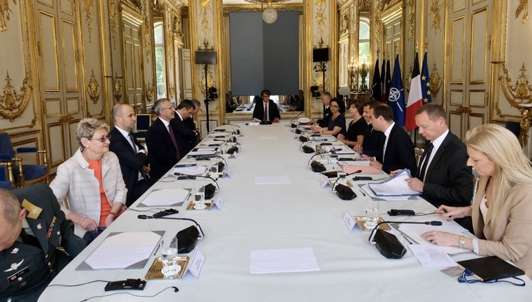 Nato Genel Sekreteri̇ Stoltenberg, Macron İle Görüştü