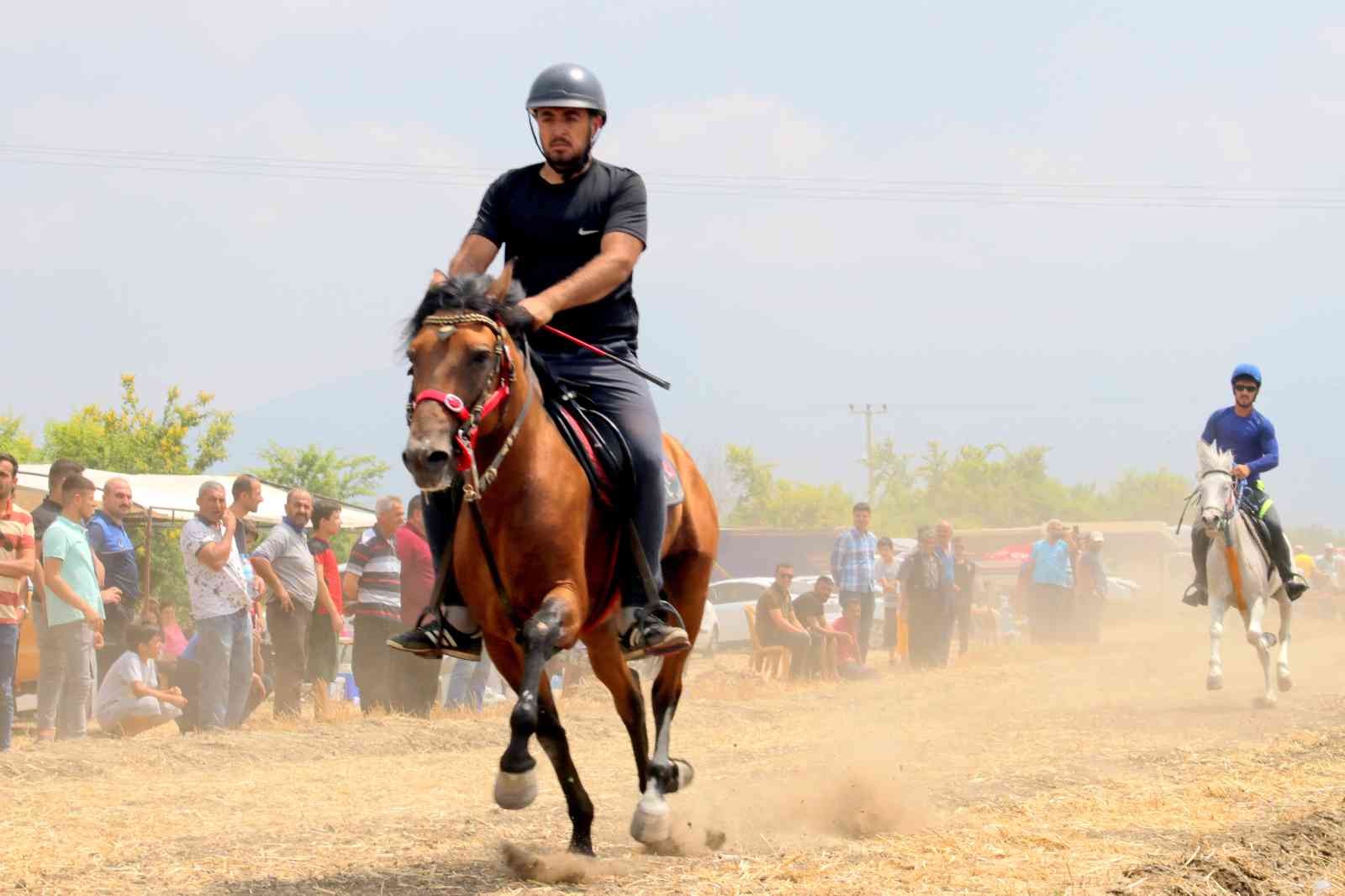 Osmani̇yede Rahvan At Yarışları Nefes Kesti̇