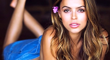 The model, who fascinates with her beauty, was chosen as 'rookie of the year'! Brooke Naders 