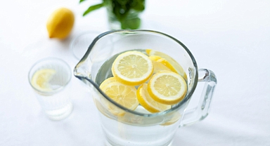 Ev yapımı limonata nasıl yapılır? 1 litre limonata için kaç limon? Evde 5 litre limonata nasıl yapılır? Limonata acı olmaması için ne yapmak lazım?