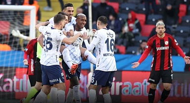Fenerbahçe, Gaziantep FK'yı 4-1 Mağlup Ederek Çeyrek Finale Yükseldi