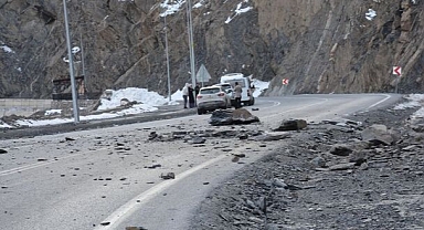 Hakkari'de Dağdan Kopan Kaya Otomobile İsabet Etti