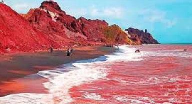 İran’ın Hürmüz Adası’ndaki Kızıl Plaj, Yoğun Yağış Sonrası Kırmızıya Büründü!
