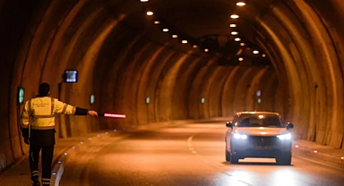 İzmir'de Tünelde Dans Eden Kadına Gözaltı: Trafik Güvenliği Tehlikeye Atıldı