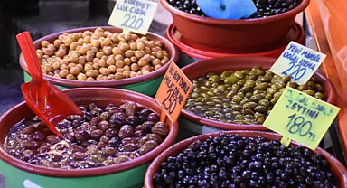 Tarihi Kemeraltı Çarşısı'nda Ramazan Alışverişi Yoğunlaşıyor: Hurma, Peynir ve Zeytine Büyük Talep