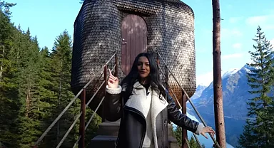 Bir ağaçta yaşayan kadını görenler önce acıyorlar ama evin için görenler keşke bizim olsa diyorlar