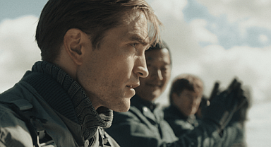 Robert Pattinson'ın Çift Karakter Performansı: Bong Joon-ho'nun 