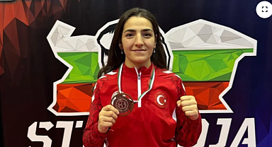 Sakarya'nın Gururu Ece Asude Ediz, Bulgaristan'da 3. Oldu!