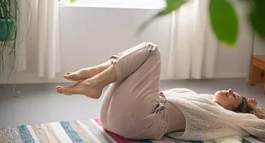 TikTok’ta Yere Uzanmak Moda Oldu: “Yer Zamanı” Trendi Ruhunuzu da Dinlendiriyor mu?