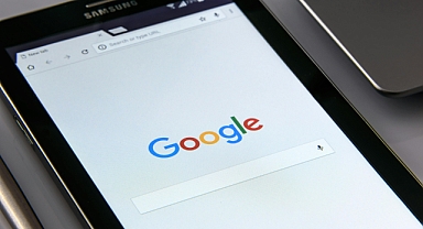 Algoritmalarla haksız rekabetle siteleri çökerten Google görüşme odasına