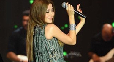 ​​​​​​​Nancy Ajram'ın yıllar önce söylediğ şarkı rekora doymuyor! İşte dansı ve kendine has tarzıyla o şarkı. 