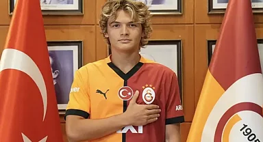 Galatasaray Şampiyonluk Kutlamalarında Şok Anlar! Efe Akman Neden Islıklanarak Protesto Edildi? Genç Futbolcunun Şaşkınlığı Gündem Oldu!