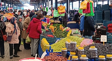 Pazar Tezgahları Şenlendi ama fiyatlar  el yakıyor! 