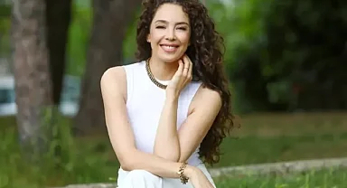 Azra Akın Kimdir? Evli mi, Nereli, Boyu, Kilosu, Kaç Yaşında? İşte Tüm Biyografisi ve Kariyeri