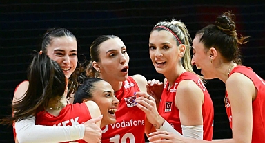 ​​​​​​​CANLI ANLATIM: Filenin Sultanları Polonya Karşısında Seriyi Sürdürüyor! Türkiye - Polonya Voleybol Maçı İlk Set Devam Ediyor