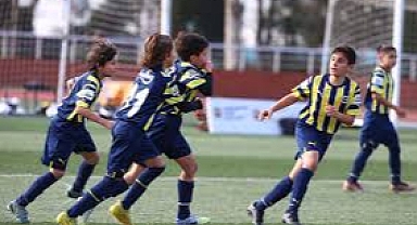 Fenerbahçe Altyapı Seçmelerinde Büyük İlgi: Onlarca Çocuk Yeteneklerini Sergiledi, Sonuçlar Açıklanıyor!