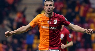 Podolski Neden Sane’yi Etiketledi? “Cimbom” Paylaşımı Ne Anlama Geliyor? Taraftarlar Neden Bu Kadar Heyecanlandı?