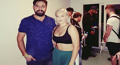 Sahne Işıltısını Yakalayan Cizreli Mehmet: Anne‑Marie ile Düet Yapan Adam