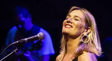“Seans” ile Anne-Oğul Müzik Dünyasında Buluştu: Birsen Tezer ve Cihan Can Erkal “Seans” Şarkısı: Anlamı, Sözleri ve Hikayesi
