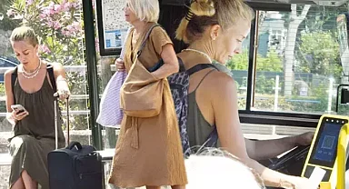 Bade İşçil kimdir? Annesiyle otobüs bekleyen Bade İşçil gündem oldu