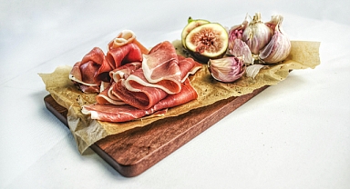 Marketlerde Jambon Fiyatları El Yakıyor: Gramaj Düştü, Fiyatlar Uçtu