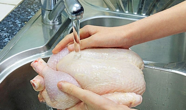 Tavuk yıkamayı bırakın mı? Bilim “evet” diyor — ama mutfağın gerçeği daha karmaşık