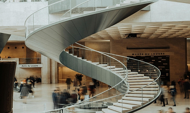 Louvre Müzesi nerededir? Louvre Müzesi!ndeki önemli eserler hangileridir? Maddi değeri ne kadardır? Louvre Müzesi Bugüne kadar kaç kez soyuldu?