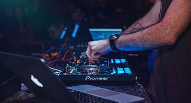 Bu Haftasonu Müzik Şehre Dönüyor: Canlı Konserler ve DJ Geceleri 8-9 Kasım 2025