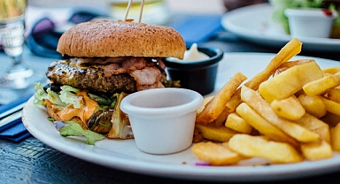 Evde tavuk hamburger dönemi: Fast food tadı, ev bütçesiyle nasıl yapılır?