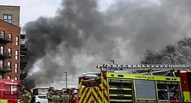 İngiltere'nin kalbinde büyük yangın! Yangın nerede çıktı, kaç itfaiyeci müdahale ediyor, durum ne? Bölge halkına uyarı yapıldı mı? Yoğun duman Londra’yı etkiliyor mu?