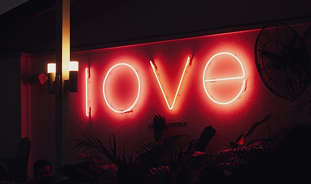 Love Bombing Nedir? Nereden Çıktı, Neden Kullanılıyor? İşte Tüm Detayları –