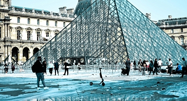 Soyulan Louvre müzesinin şifresi burdayım demiş zaten! Böyle müzeye bu şifre olur mu?