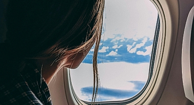 Yolcunun koltuğa sıkışan bilgisayarı, uçağa acil iniş yaptırdı