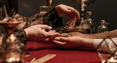 ♈♉♊ 9 Aralık 2025 Burç Yorumları: Aşk, Para, Kısmet ve Mutluluk Bugün Kimden Yana?