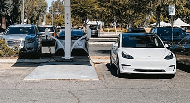 ELEKTRİKLİ DÖNÜŞÜMÜN ADI: Tesla Nedir? Nasıl Ortaya Çıktı? İşte Tüm Özellikleri ve Menzil Detayları!