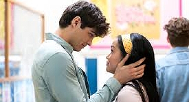 Her Gün Kapının Önünden Geçen Ama Sizi Fark Etmeyen Komşu Kızı İçin Netflix’ten İnce Mesajlı Film Önerisi