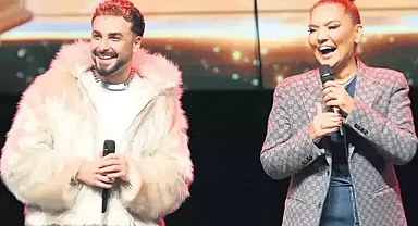MÜZİK DÜNYASINDA 'YERİNDE DUR' FIRTINASI! Sefo ve Demet Akalın Ödüle Doymuyor: 2025'in Şarkısı Seçildi!