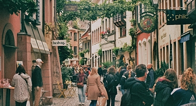 Turist Olarak Almanya’ya Giden Biri Nasıl İş Bulur? Almanya’da İş Bulma Rehberi (2025)