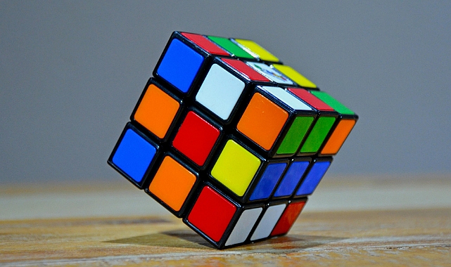 Rubik Küpü Nedir ve Mucidi Kimdir? Bu İcat Mucidini Bile Çaresiz Bıraktı: Erno Rubik'in Bir Ay Süren Mücadelesi!